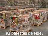 plusieurs palettes de papier d'emballage de Noël empilées dans un entrepôt
