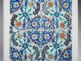 un carreau bleu et blanc orné de fleurs et de feuilles, dans un cadre blanc