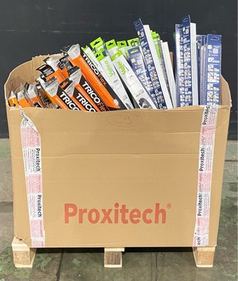 une boîte en carton remplie de snacks posée sur une palette
