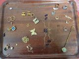 un plateau sur lequel sont disposés de nombreux bijoux de toutes sortes