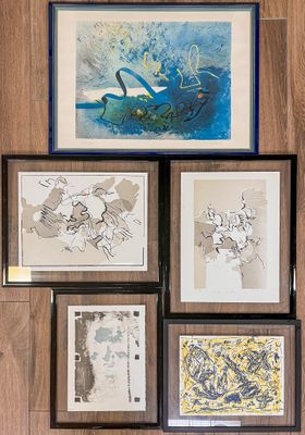 quatre tableaux encadrés accrochés au mur d'un salon