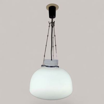gros plan d'une lumière blanche suspendue au plafond