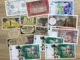 plusieurs types différents de billets de banque disposés sur une table