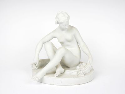 une image représentant une statue blanche d'une femme assise sur une table