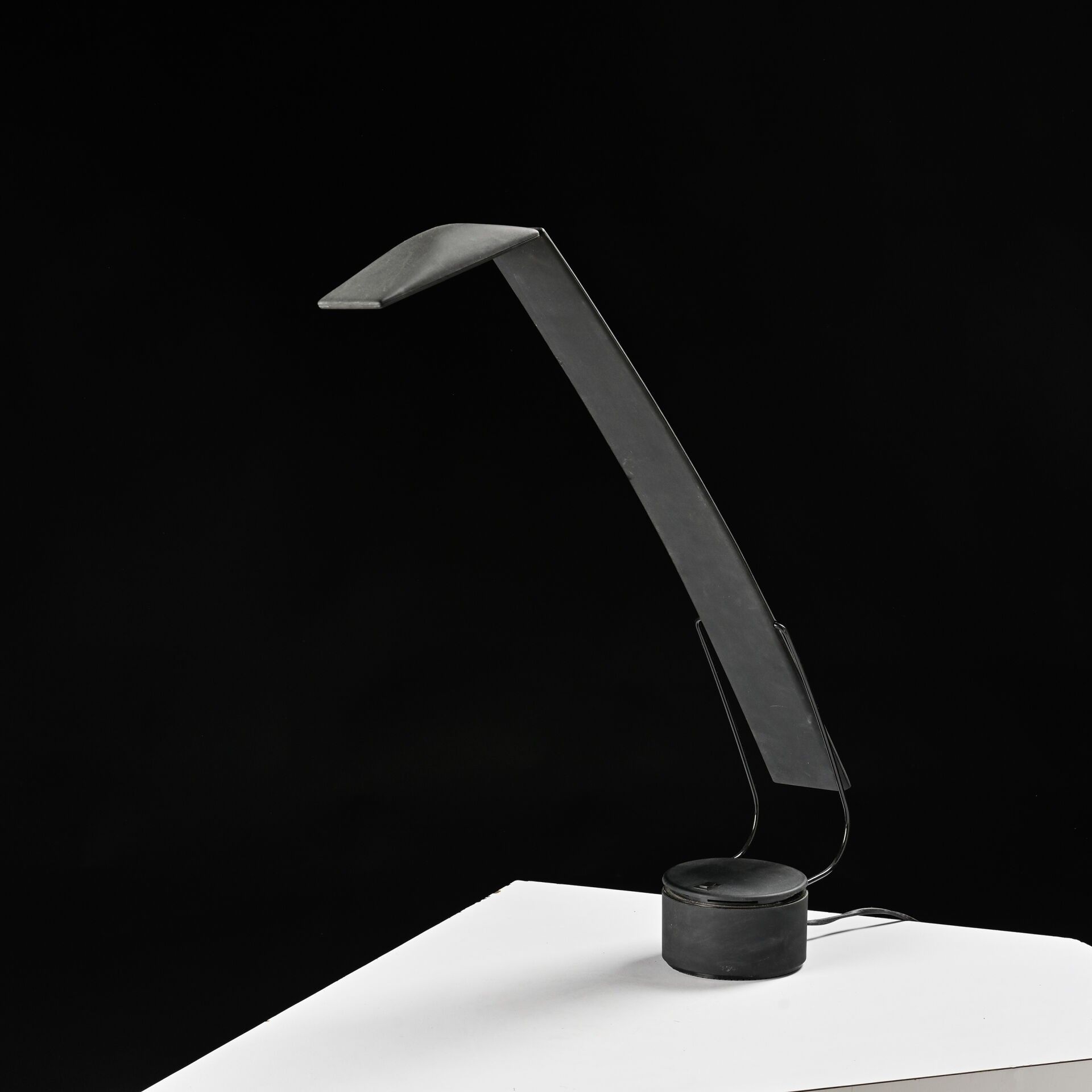Mario BARBAGLIA (né en 1950) et Marco COLOMBO (XXe siècle) Lampe de table halogène modèle Dove en polycarbonate teint...