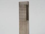 un briquet posé sur une surface blanche