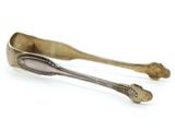une paire de cuillères anciennes en argent sur fond blanc
