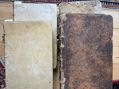 une pile de vieux livres posée sur un tapis