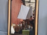 un homme se prenant en photo dans un miroir