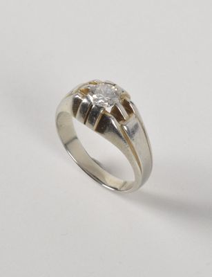 Bague jonc sertie d’un diamant d’environ 0.