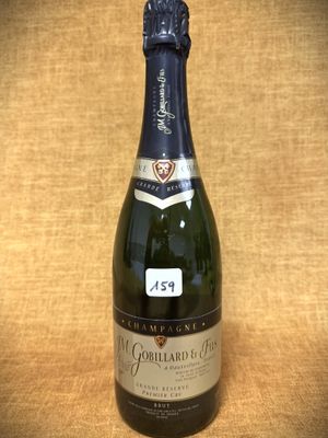 La bouteille de champagne est posée sur la table, prête à être servie.