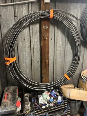 beaucoup de câbles et d'outils dans le garage
