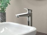 un lavabo blanc et un miroir dans une salle de bains