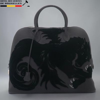 un sac à main noir orné d'une image de chat