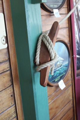 une corde suspendue au flanc d'un mur en bois