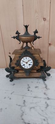 une horloge posée sur une table en marbre