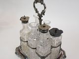 un plateau en argent sur lequel est posé un ensemble composé d'une bouteille en argent et d'un verre
