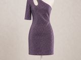 une robe violette sur un mannequin, un mannequin, un mannequin, un mannequin, un mannequin, un mannequin, un mannequin, un mannequin, un mannequin