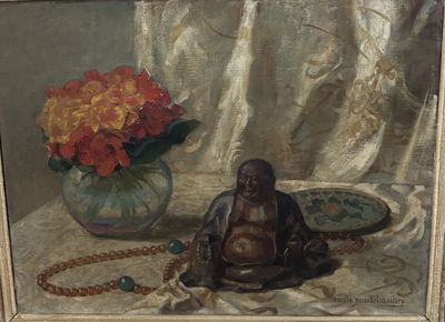 un tableau représentant un Bouddha assis sur une table, à côté d'un vase de fleurs