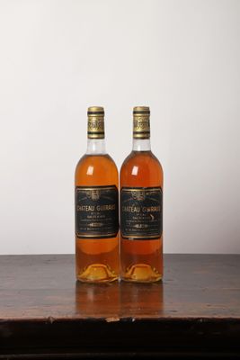 deux bouteilles de whisky posées sur une table en bois
