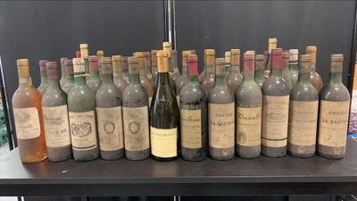 des bouteilles de vin sont alignées sur une table dans une pièce