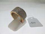 gros plan d'une bague sur une surface blanche avec une étiquette de prix