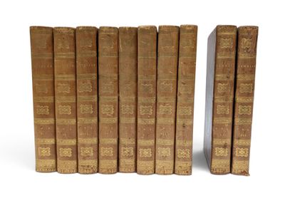 plusieurs vieux livres sont alignés sur une surface blanche