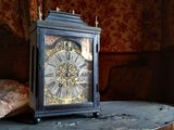 une horloge posée sur une table dans une pièce