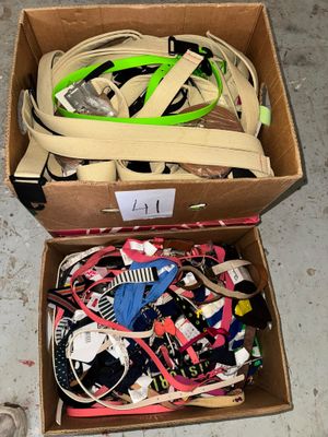 une boîte en carton remplie d'objets hétéroclites sur le sol