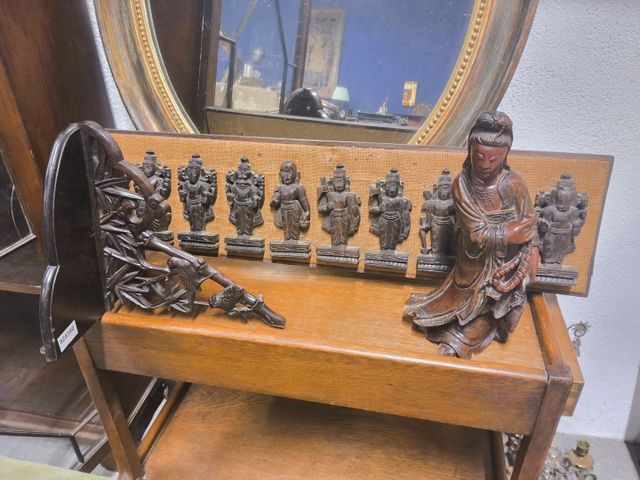 Lot d’objets asiatiques, bois sculpté, figurine en bois et étagèr...