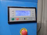 une machine bleue munie d'un bouton rouge