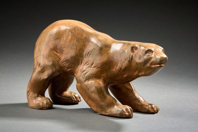 statue d'un ours brun sur un fond gris