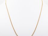 un collier à chaîne en or sur un mannequin mannequin mannequin mannequin mannequin mannequin mannequin mannequin mannequin mannequin