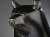 sculpture représentant une tête de taureau avec des cornes sur fond gris