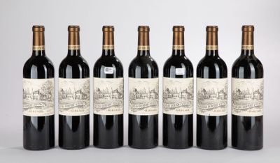 six bouteilles de vin rouge alignées
