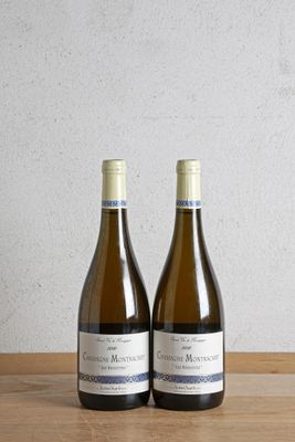 deux bouteilles de vin posées sur une table en bois