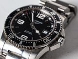 gros plan d'une montre sur une surface blanche