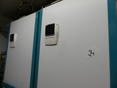 un mur blanc avec des moulures bleues et un panneau blanc bordé de bleu