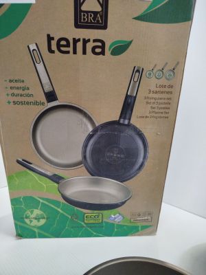 une boîte contenant deux casseroles et poêles posée sur la table
