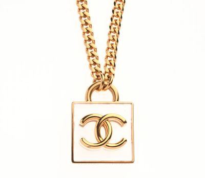 CHANEL - COLLIER en métal doré a maille gourmette aplatie ré…