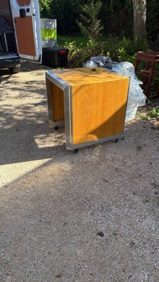 une boîte jaune posée par terre