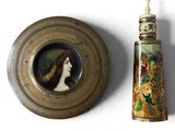 la photo d'une femme portant un chapeau, à côté d'un flacon de parfum