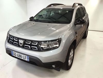 une photo d'une Dacia argentée garée dans un garage