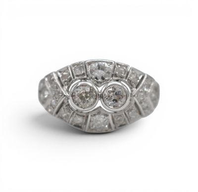 gros plan d'une bague en diamant sur fond blanc