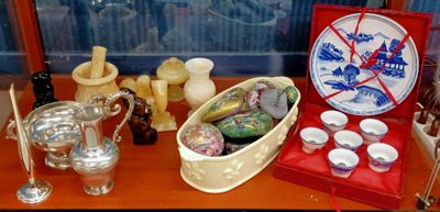 many different items on the table in this room