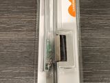 deux stylos et un crayon dans le paquet posé sur la table