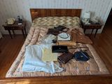 un lit sur lequel il y a plein de choses