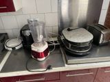 un mixeur posé sur un plan de travail dans une cuisine