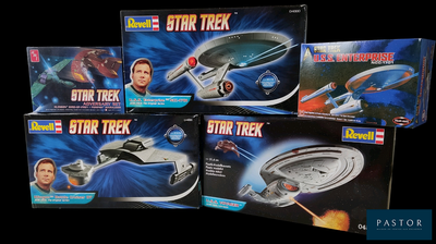 cinq figurines Star Trek exposées dans leur boîte