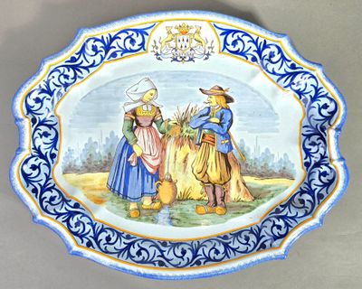 HENRIOT QUIMPER Plat en faience polychrome à decor de deux b…